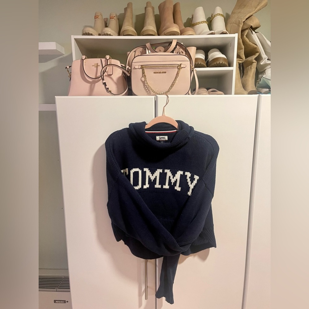 Tommy crop turtle neck sweater ❄️